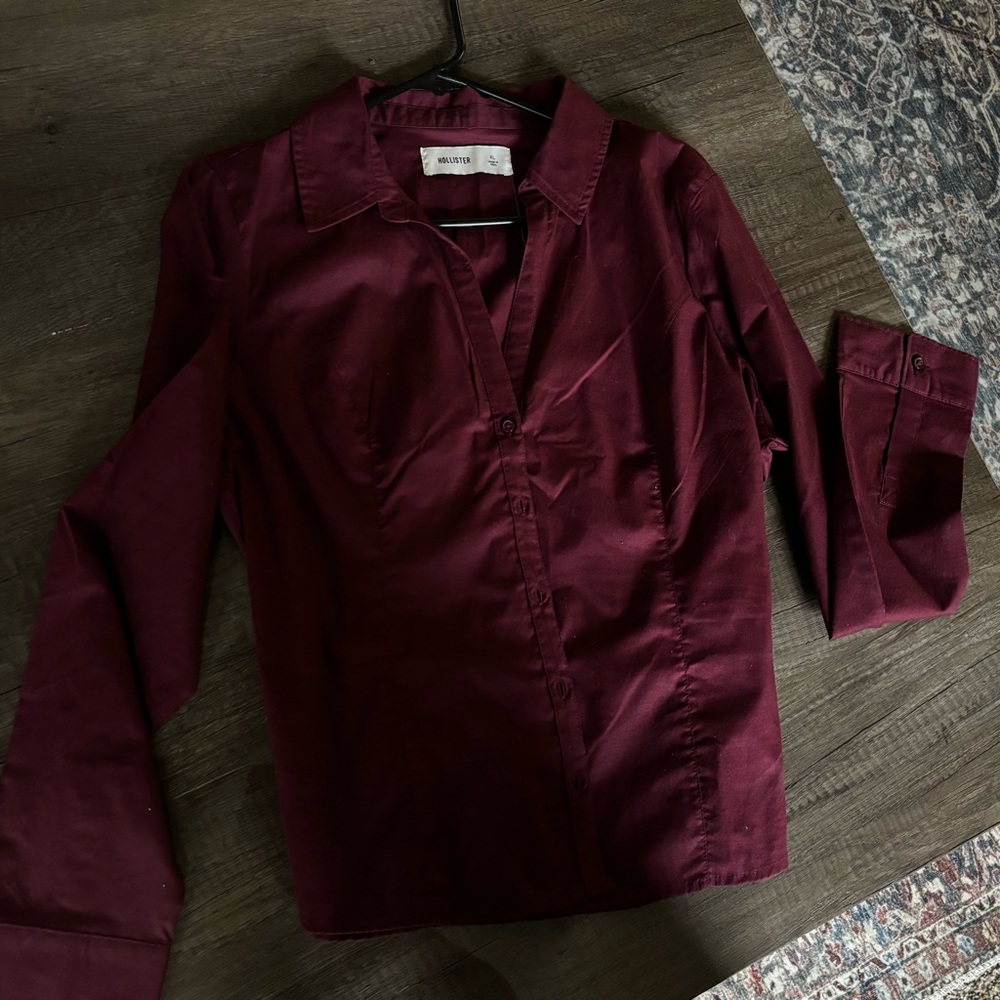 Hollister maroon cinched waist button up